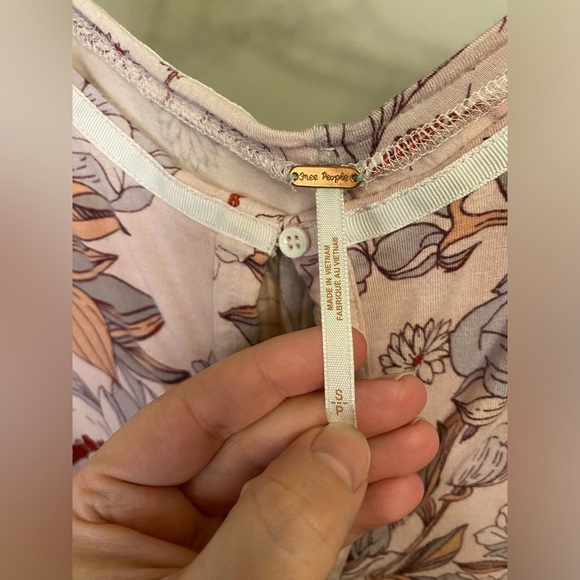 Free People keepin’ on floral top - Picture 3 of 15